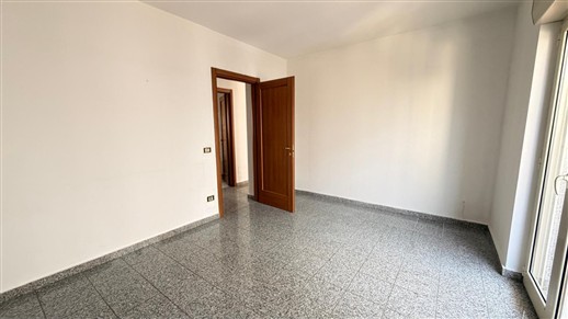 Centrale Appartamento Di 3 Vani & Acc. Buono Stato, Doppia Esposizione e Box.